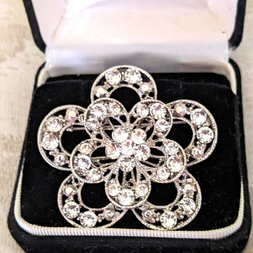 🔥🤍 VINTAGE RHINESTONE CLUSTER BROOCH